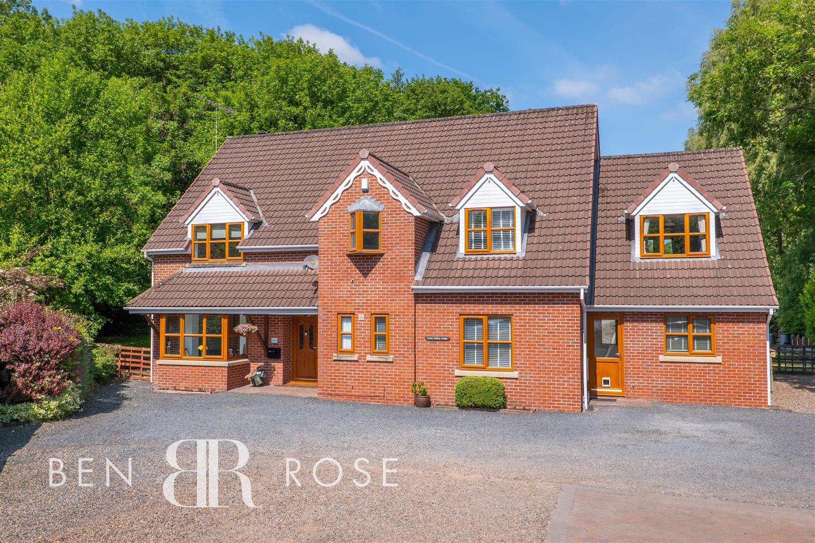 5 bed property in Valley Road, Preston